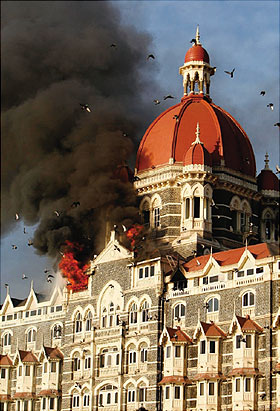 ムンバイにおける連続テロ事件（襲撃を受けたタージマハルホテル）（11月、インド）（時事）
