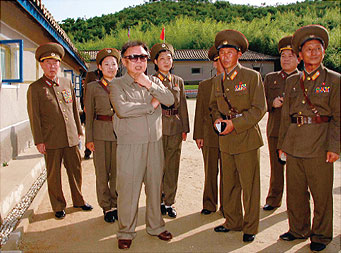 10月11日に朝鮮中央テレビが報じた金正日国防委員長の写真（時事）