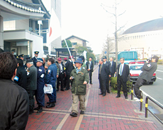 韓国総領事館前で抗議文を読み上げる右翼（12月、福岡）
