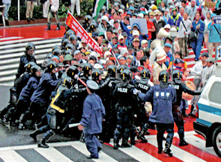 「全国労働者総決起集会」開催時のデモ（6月、東京）