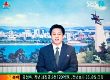 「人工衛星打ち上げ成功」を伝える北朝鮮のテレビ（4月5日）（時事）