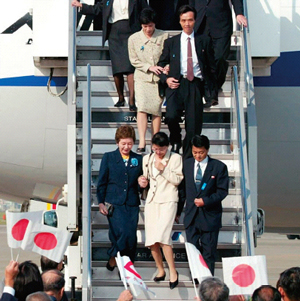 帰国する拉致被害者（時事）