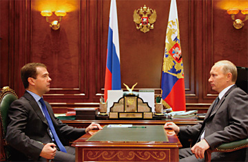 モスクワ郊外で会談するメドヴェージェフ大統領（左）とプーチン首相（時事）