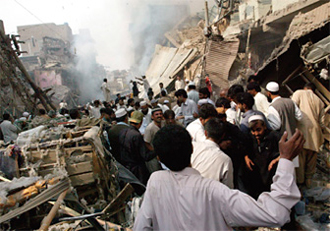 爆弾テロ事件現場となったペシャワールの市場（10月、パキスタン）（時事）