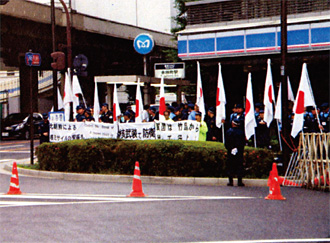 街頭で抗議活動を行う右翼団体（6月、東京）