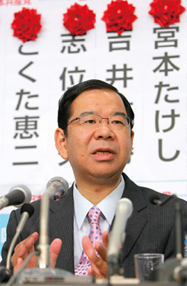 記者会見する志位委員長(時事)