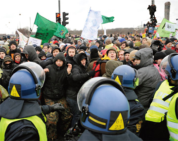 COP15での抗議行動（12月、コペンハーゲン）（時事）