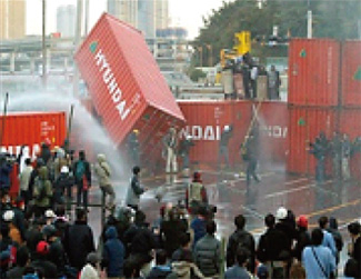 首脳会議会場に向かうデモ隊を放水により阻止する警察部隊（17年11月、釜山）