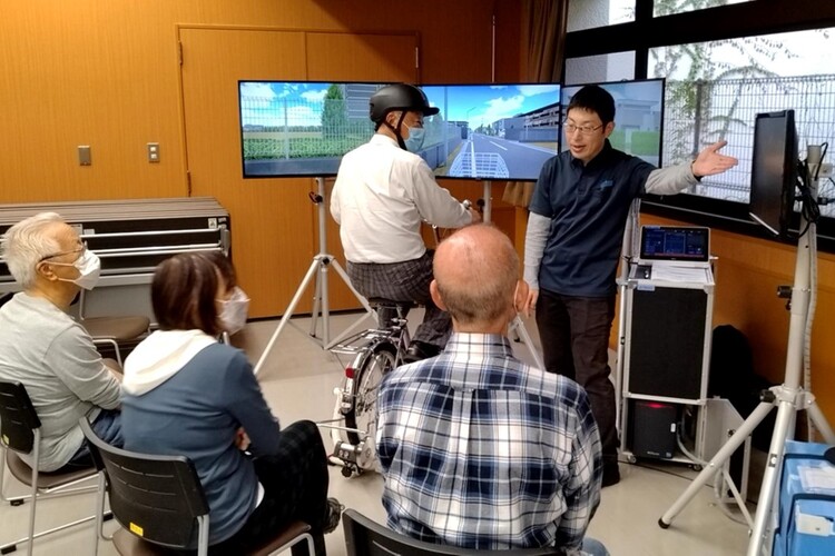 自転車シミュレータを活用した高齢者自転車交通安全講習会