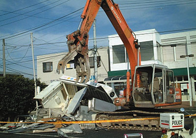 建設機械により破壊されたATM機