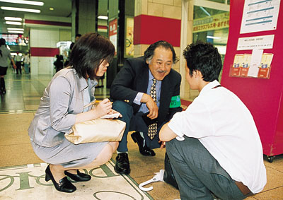 街頭補導の様子