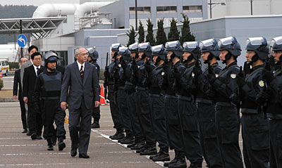 原子力関連施設警戒隊を激励する警察庁長官(新潟)