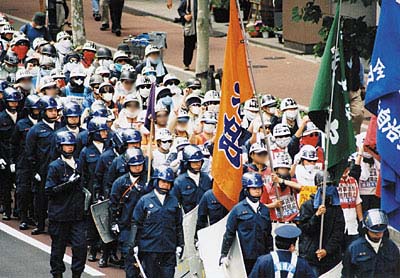 中核派のデモ行進(5月，東京)