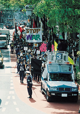 「イラク戦争反対」を訴える市民団体のデモ(15年4月，東京)