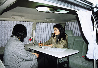 被害者対策用車両内