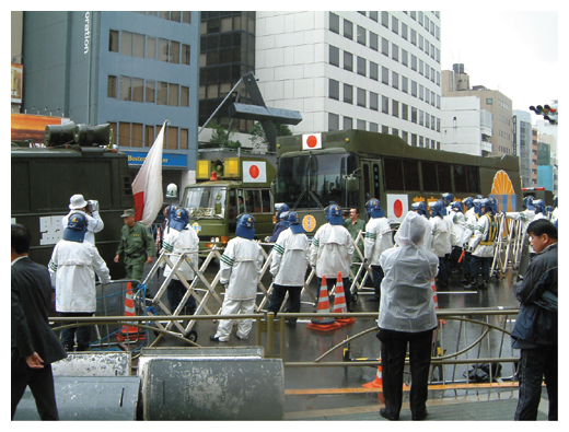 街頭宣伝活動を取り締まる警察官