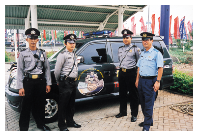 ブカシ警察署員と井口警視(右端)