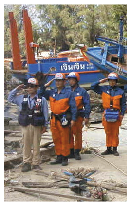 日本から派遣された救助チーム(左から2人目が小林警視)