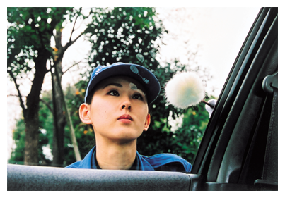 鑑識活動をする女性警察官