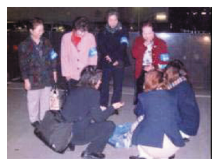 写真　ボランティアによる街頭補導活動