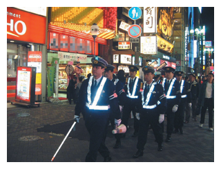 写真　繁華街における集団警ら