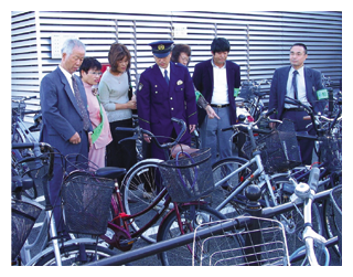 写真　委員による駐輪場の視察