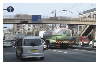 大型貨物車の中央寄り車線規制