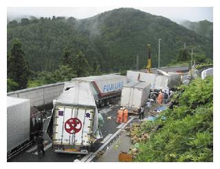 大型貨物自動車の交通事故現場