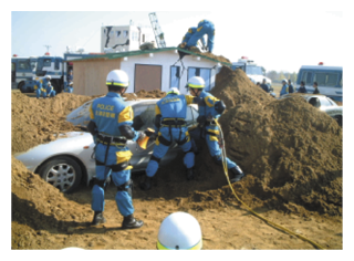 土砂に埋もれた車両からの救出訓練を行う広域緊急援助隊員