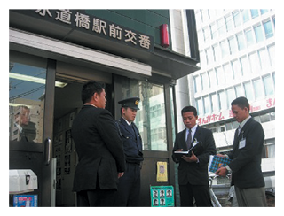 交番での地域警察に関する研修風景