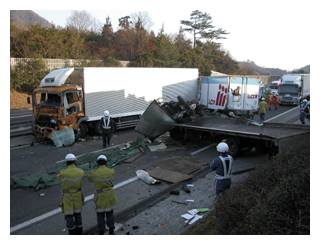大型貨物車の交通事故現場