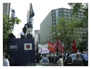 街頭宣伝車による右翼の抗議行動