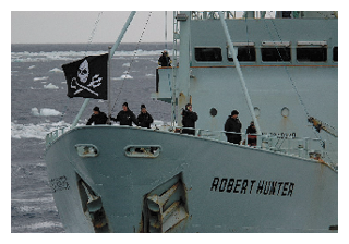 調査捕鯨船に接近するシー・シェパード（2月、南極海）