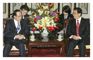中国胡主席と会談する福田首相（共同）