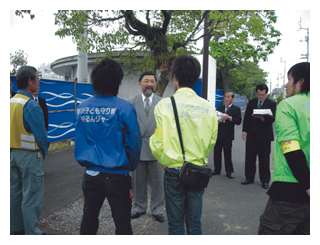 ボランティア活動を行う大学生らと懇談する国家公安委員会委員（左から三人目）