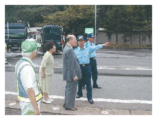 事故の状況等について説明を受ける群馬県公安委員会委員（左から2人目及び3人目）