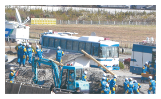 土砂に埋もれた家屋等からの救出訓練を行う広域緊急援助隊