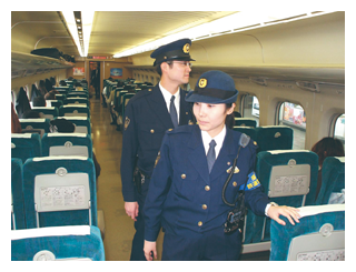 警戒警備に従事する女性警察官