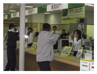 写真　金融機関における模擬強盗訓練