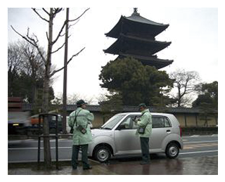 写真　駐車監視員の活動状況