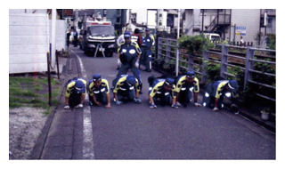 写真　ひき逃げ事件現場の採証活動