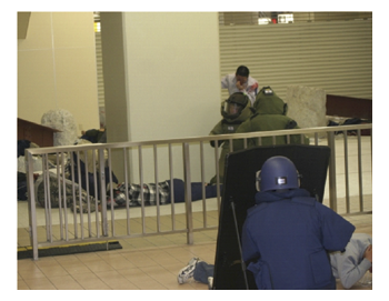 写真　被災者の捜索・救出