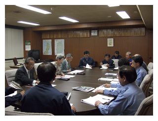 事例3　岩手県警察の担当者から地震による被害状況等について報告を受ける岩手県公安委員会委員（左から1人目、3人目及び4人目）