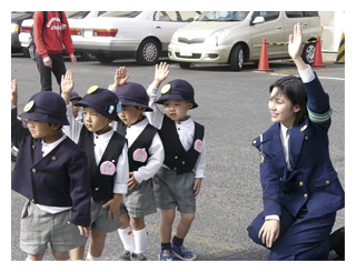 写真　交通安全指導業務に従事する女性警察官