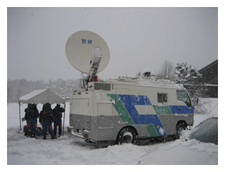 写真　衛星通信車