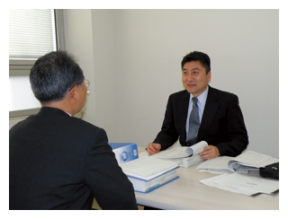 写真　監査における職員からの聞き取り