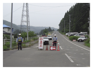 トピックス 写真　通行制限を行う警察官