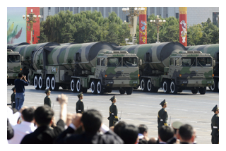 建国60周年に行われた軍事パレード（共同）