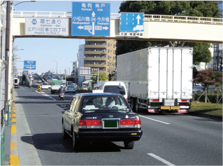 大型貨物車等の中央寄り車線規制