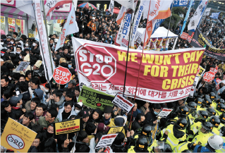 G２０ソウル・サミットにおけるデモ警備（時事）